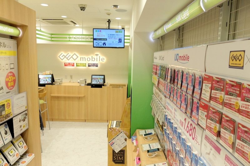 SIMカードの販売や相談、中古端末の買い取りなどを行っている1階の様子