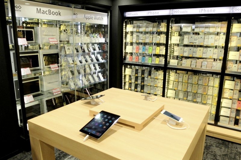 Apple製品が展示・販売されている2階の様子
