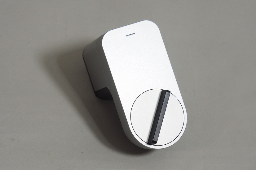 Qrio「Qrio Smart Lock」。手動でもサムターンを回せる