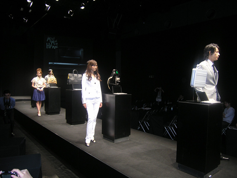 　日本ヒューレット・パッカード（日本HP）は21日、ミニノートPC「HP 2133 Mini-Note PC」を発表。都内にて、同製品のファッションショー形式の新製品発表会を行った。