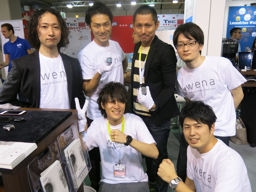 2015年9月にドイツ・ベルリンで開催された「IFA 2015」に出展した「wena wrist」。代表を務める對馬氏（前列左）らプロジェクトメンバーたち