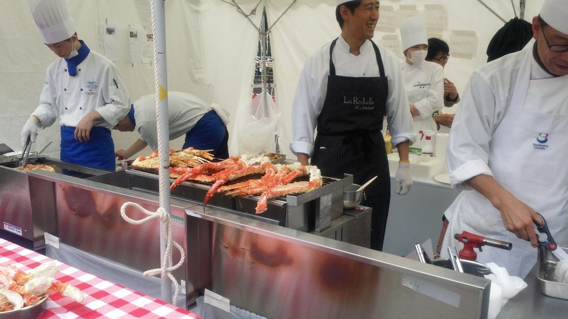 焼き牡蠣、白子鍋からシェフの魚介料理まで！都心の「さかな祭り」に長蛇の列