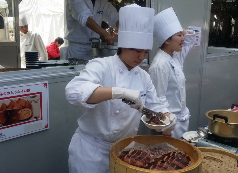 焼き牡蠣、白子鍋からシェフの魚介料理まで！都心の「さかな祭り」に長蛇の列