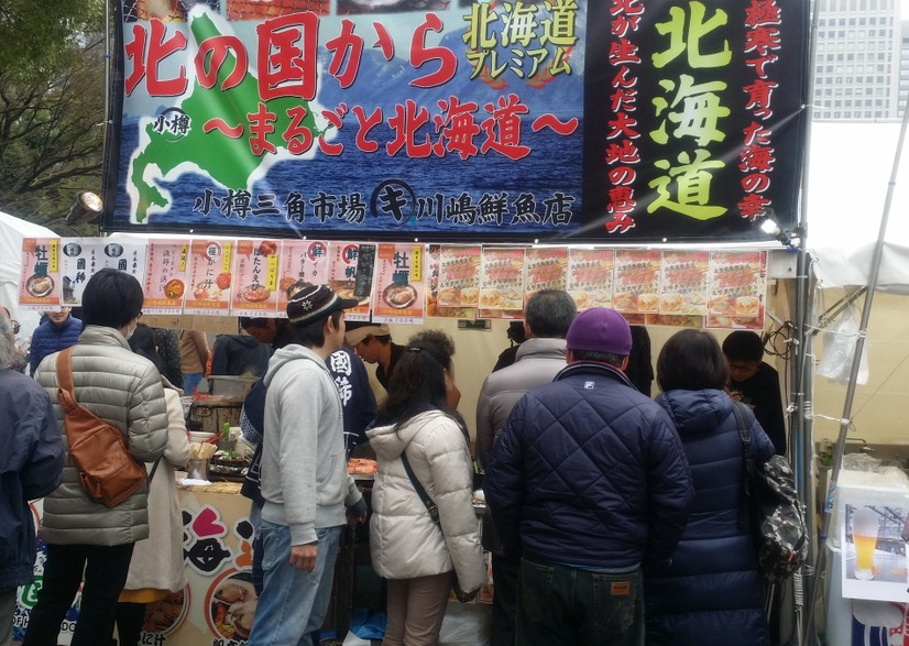 焼き牡蠣、白子鍋からシェフの魚介料理まで！都心の「さかな祭り」に長蛇の列