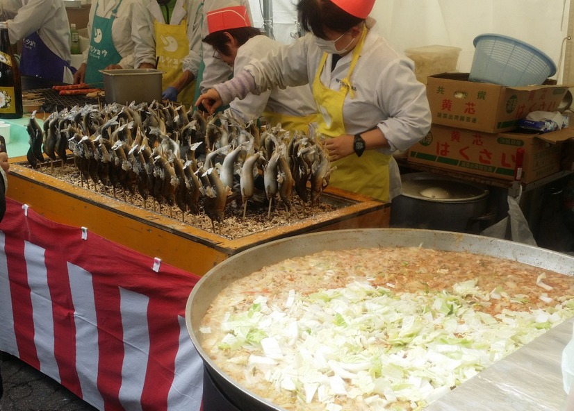 焼き牡蠣、白子鍋からシェフの魚介料理まで！都心の「さかな祭り」に長蛇の列