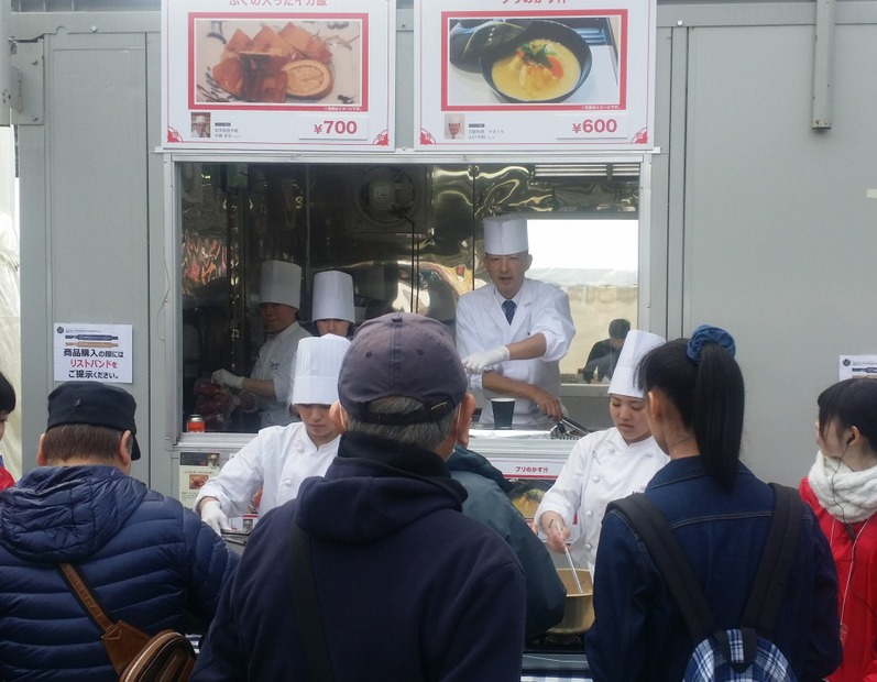焼き牡蠣、白子鍋からシェフの魚介料理まで！都心の「さかな祭り」に長蛇の列