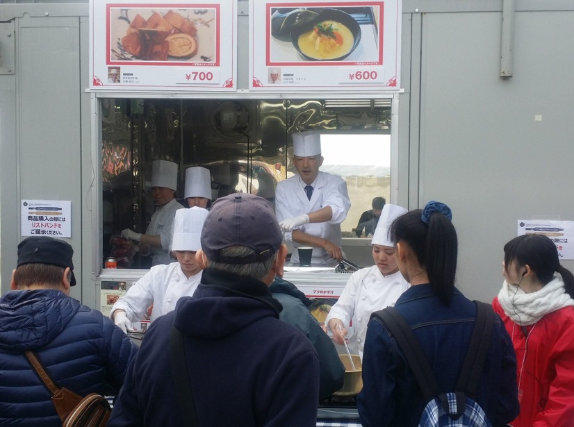 焼き牡蠣、白子鍋からシェフの魚介料理まで！都心の「さかな祭り」に長蛇の列