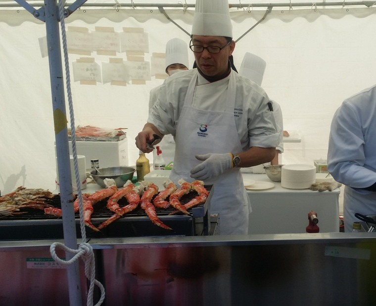 焼き牡蠣、白子鍋からシェフの魚介料理まで！都心の「さかな祭り」に長蛇の列