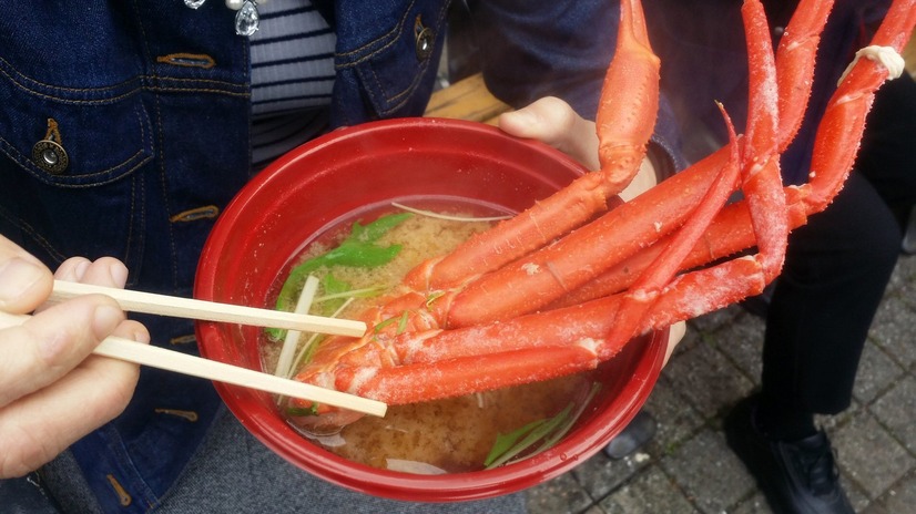 焼き牡蠣、白子鍋からシェフの魚介料理まで！都心の「さかな祭り」に長蛇の列