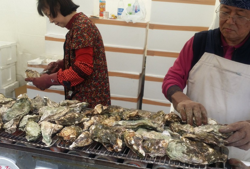 焼き牡蠣、白子鍋からシェフの魚介料理まで！都心の「さかな祭り」に長蛇の列
