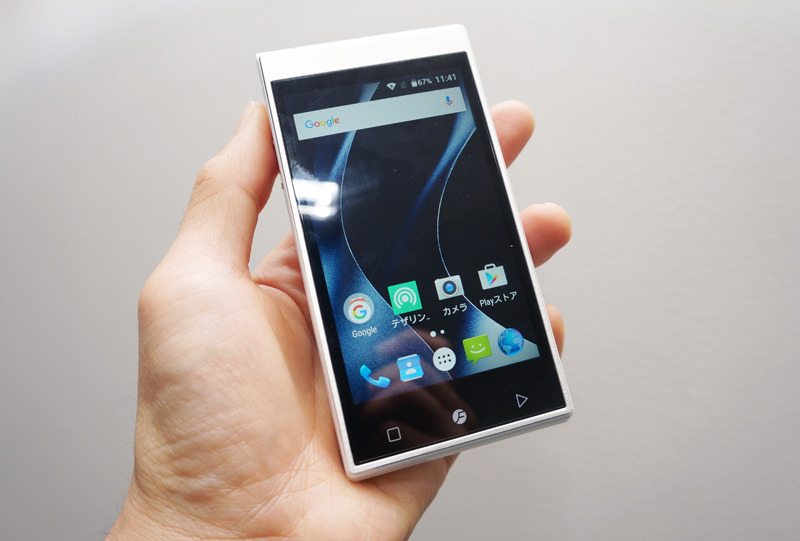 折り畳むと4インチスマホのようなサイズ感になる