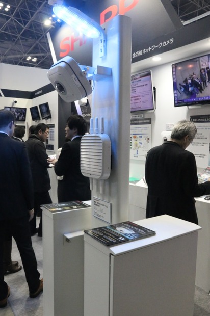 防災や街頭防犯を想定して、LED照明や電源ボックス、無線LANアクセスポイントなどと組み合わせた展示（撮影：防犯システム取材班）