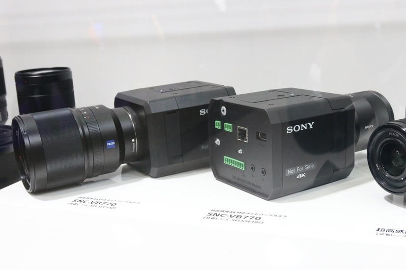 8月発売予定の「SNC-VB770」のデモ機。35mmフルサイズ12メガピクセルのCMOSセンサーを採用し、レンズにはEマウントレンズを使うことができる（撮影：防犯システム取材班）