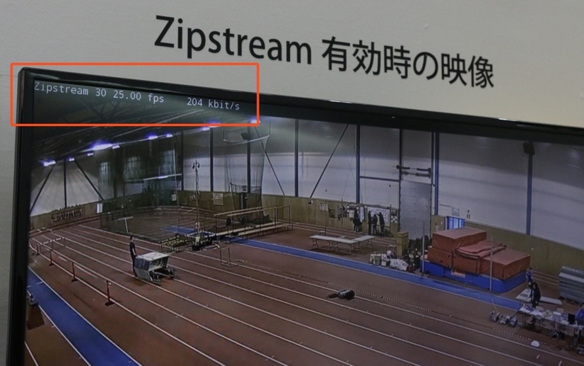 「Zipstreamテクノロジー」をオンにした状態でのデータ量。25.00fpsで204kbit/sと表示されていた（撮影：防犯システム取材班）