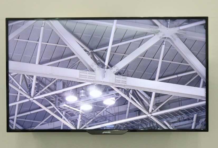 同社ブースにおいて2m40cmの高さに「AXIS Q6128-E」を設置し、Sharpdomeテクノロジーによる監視性能をデモしていた（撮影：防犯システム取材班）