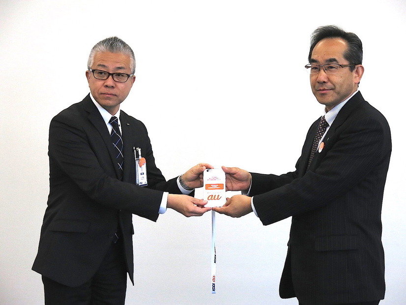 KDDI四国総支社の辻美紀氏（写真左）と、香川県文化芸術局次長の久保保彦氏（同右）