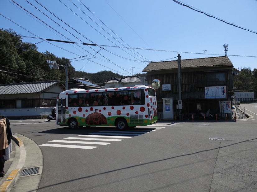 直島で走っているバス