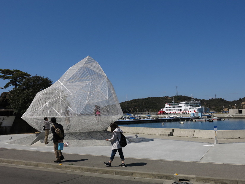 直島の港近くにあるアート作品