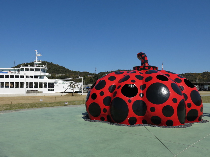 直島の赤カボチャ