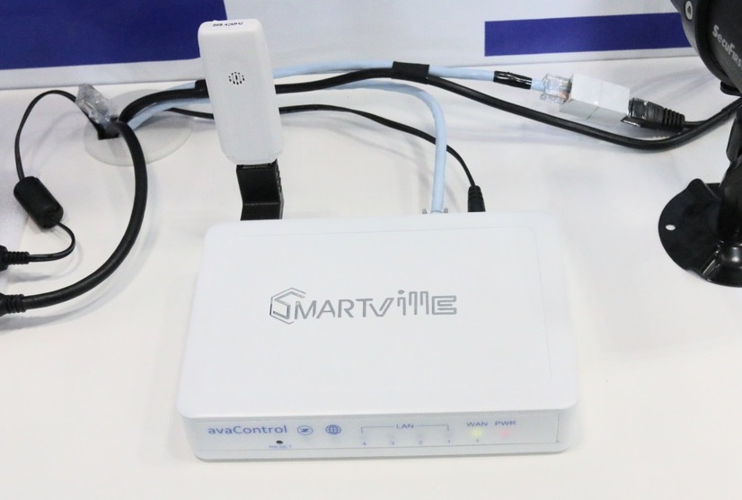 Z-WAVE、ZigBee、Wi-Fi、Bluetoothなど複数の無線通信規格に対応するホームゲートウェイ（撮影：防犯システム取材班）