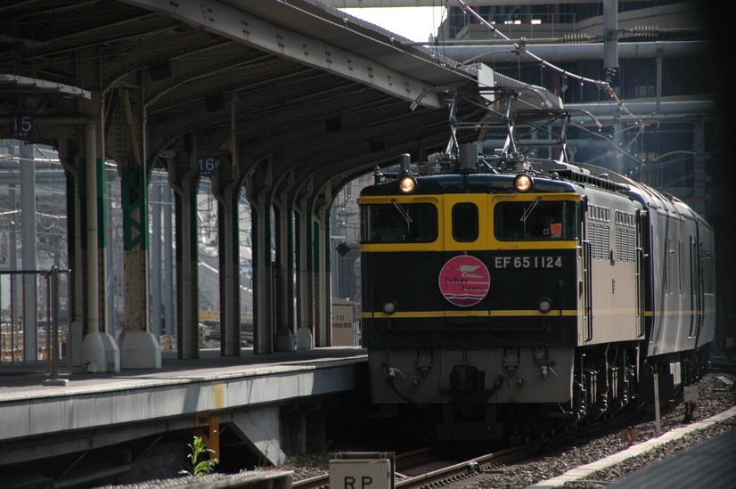 大阪駅10番ホームに15時57分ほぼ定刻どおりの到着だ。