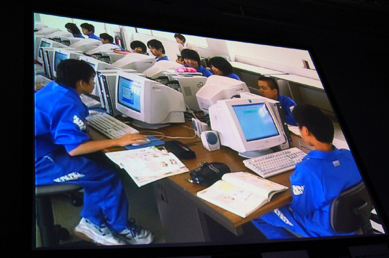 ブロードバンドを利用する山形県新庄市の八向中学校の生徒たち