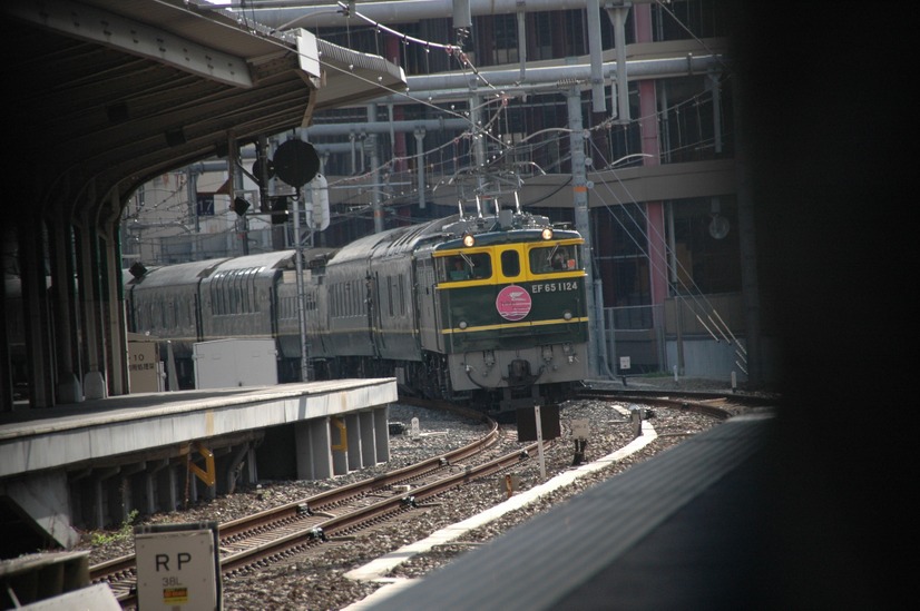 終着の大阪駅。最終のトワイライトエクスプレスが神戸方面から入線してきた。（3月22日）