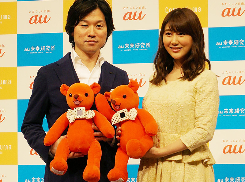 au未来研究所で開発されたぬいぐるみ型のコミュニケーションツール「Comi Kuma（コミクマ）」