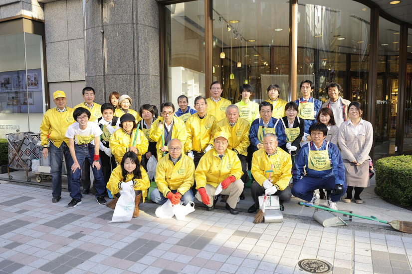 新宿東口商店街振興組合とボランティアのみなさん。毎日16時に商店街にオリジナル曲『お掃除ブギウギ』が流れ、清掃活動が実施される。