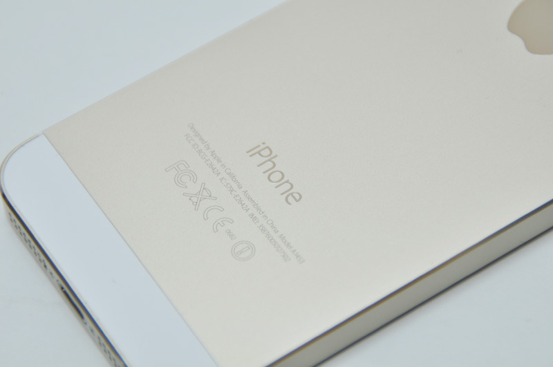 iPhone 5sは「iPhone」の文字が光沢処理になっている