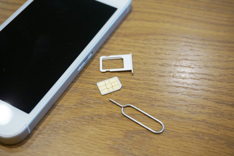 SIMカードはnano SIMを使用。SIMピンでスロットを開ける