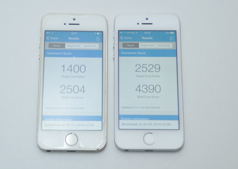 ベンチマークアプリでスピードを比較。右側がiPhone SE