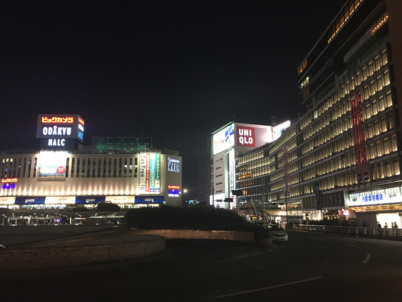iPhone SEで夜景を撮影。百貨店のビルの窓の輪郭がシャープに保たれている