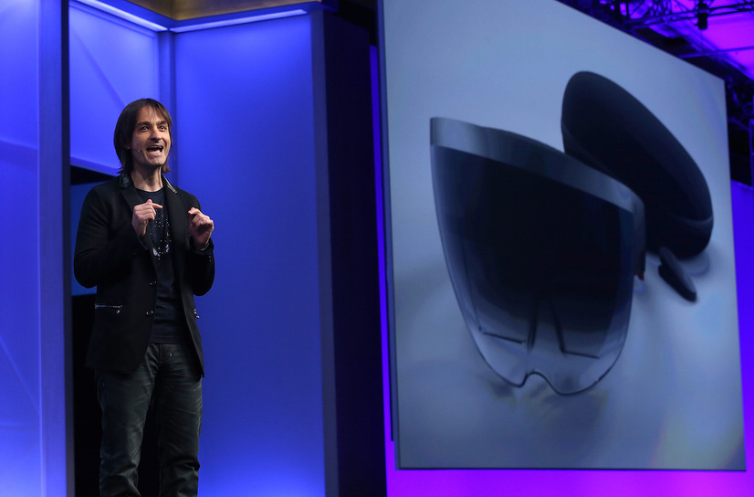 Microsoftのヘッドマウントディスプレイ「HoloLens」（c）Getty Images