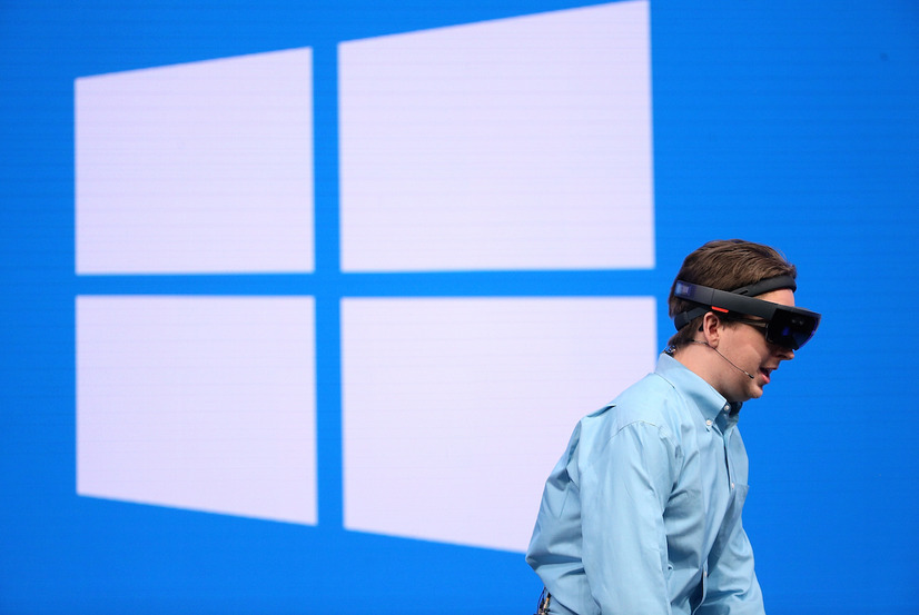 Microsoftのヘッドマウントディスプレイ「HoloLens」（c）Getty Images