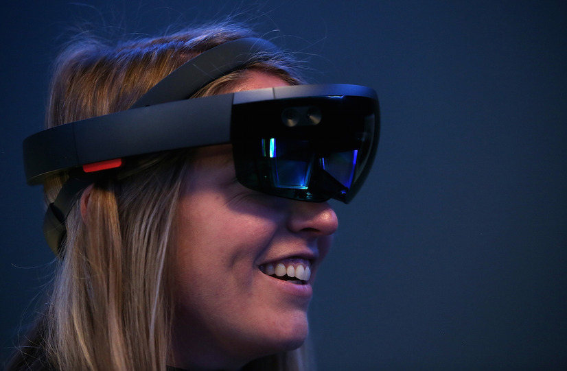 Microsoftのヘッドマウントディスプレイ「HoloLens」（c）Getty Images