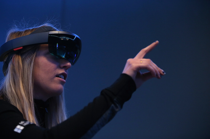 Microsoftのヘッドマウントディスプレイ「HoloLens」（c）Getty Images