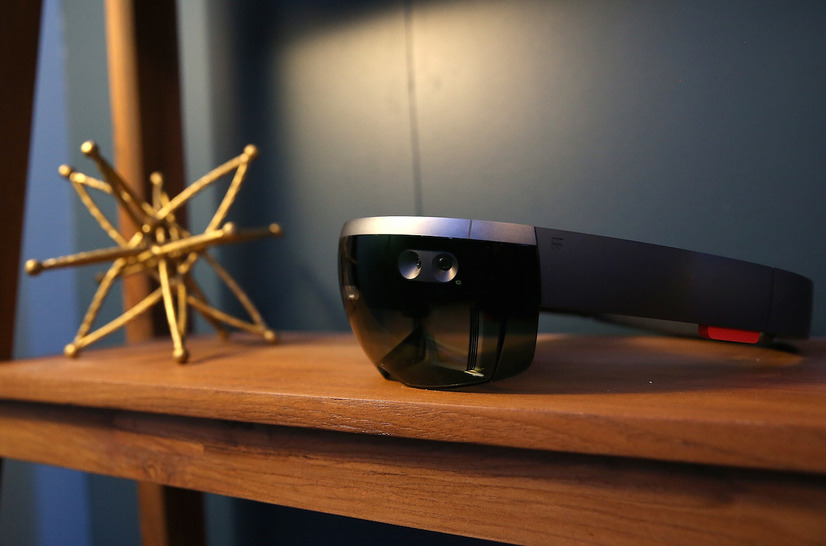 Microsoftのヘッドマウントディスプレイ「HoloLens」（c）Getty Images