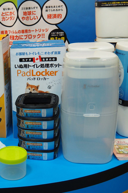 PadLockerは、本体内にカセットをセットして仕様。カセット内には筒状のマルチ層バリアフィルム袋が収納されている