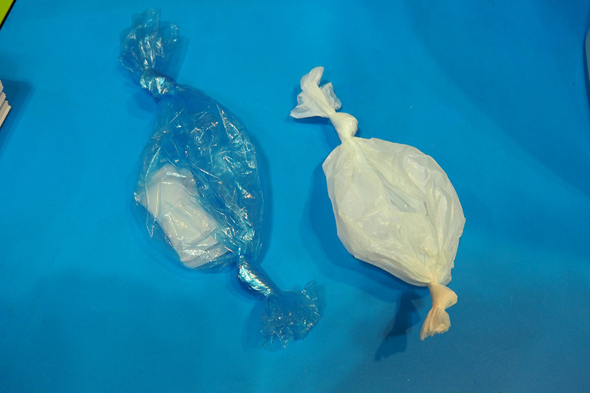 ブースではマルチ層バリアフィルムの袋（左）と普通のビニール袋（左）で匂いを比べる展示物も用意していた