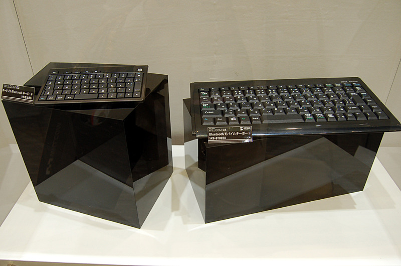 ポータブルBluetoothキーボード（左：参考出展）とBluetoothモバイルキーボード（右）