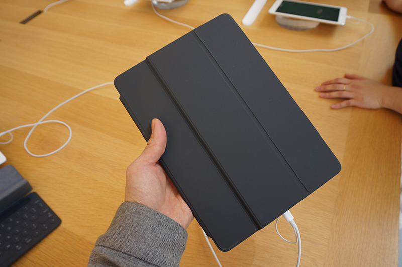 iPad Pro 9.7インチ用のSmart Keyboardは、Apple Store表参道では売り切れてしまったという