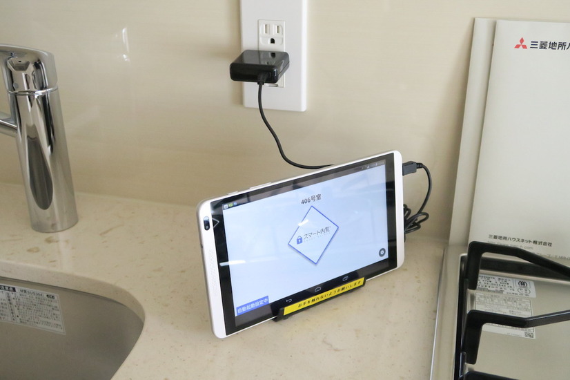 室内に設置されたタブレット端末。この端末がNinjaLockを操作し、カギを開ける。また、同時にカメラ機能を使って室内のセキュリティもチェックしている