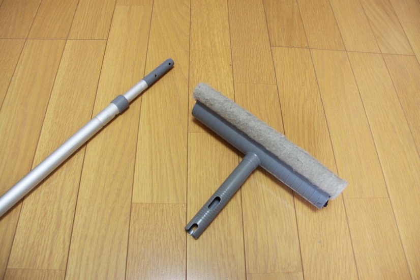 それまで使っていたスキージタイプの窓クリーナー。いまでもときどき使う。車の雪落としにも便利