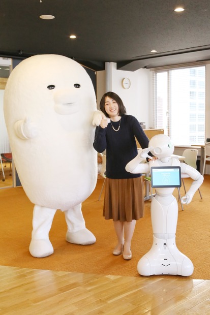 向かって左から「やる気なし男」、恵谷さん、Pepper　＜撮影　米玉利朋子＞