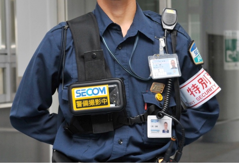 撮影用のカメラは右胸のケース内にカメラが装着されている（画像はプレスリリースより）