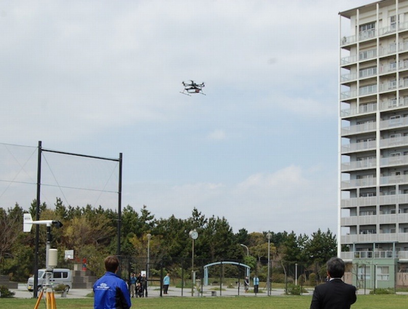 マンション屋上に物資を運ぶ デモンストレーション飛行の様子（ウェザーニューズのリリースより）