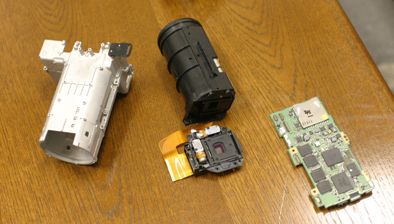【左】マグネシウムダイキャスト【中】高速CMOSセンサー【右】画像エンジン搭載基板