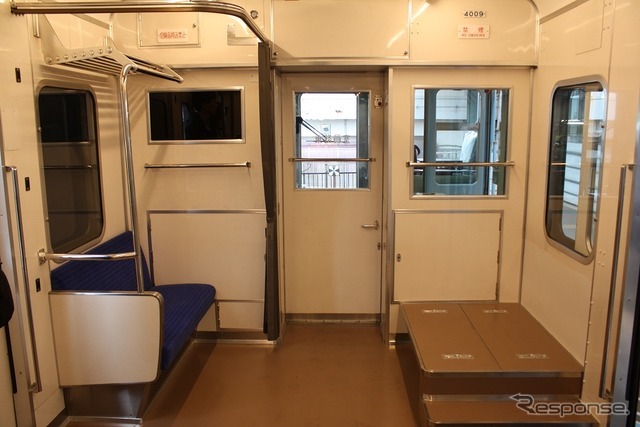 1号車の運転台後部には子供用の展望ステップが設けられた。