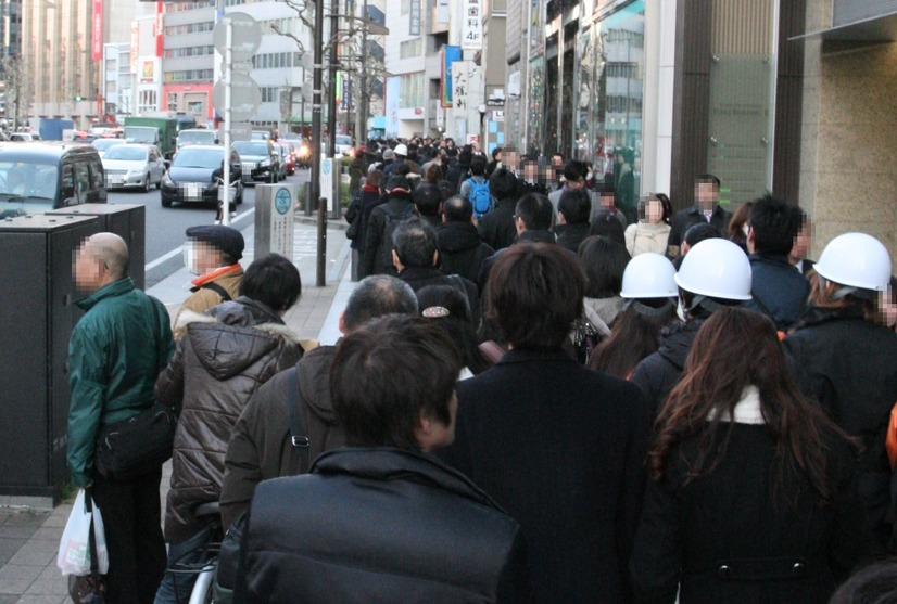 東日本大震災の際に発生した徒歩帰宅者による混雑（撮影：防犯システム取材班）